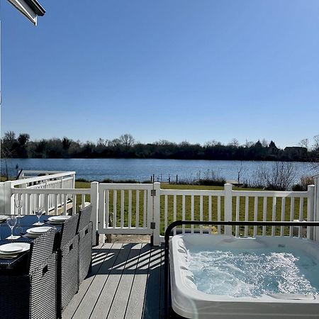Medway Hot Tub Lodge 사우스 체르니 외부 사진