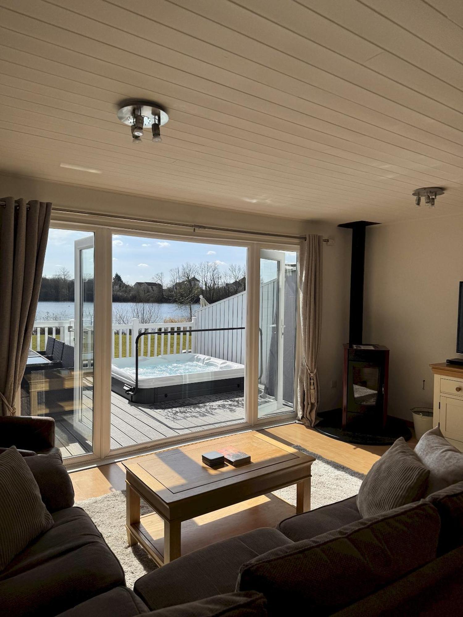 Medway Hot Tub Lodge 사우스 체르니 외부 사진