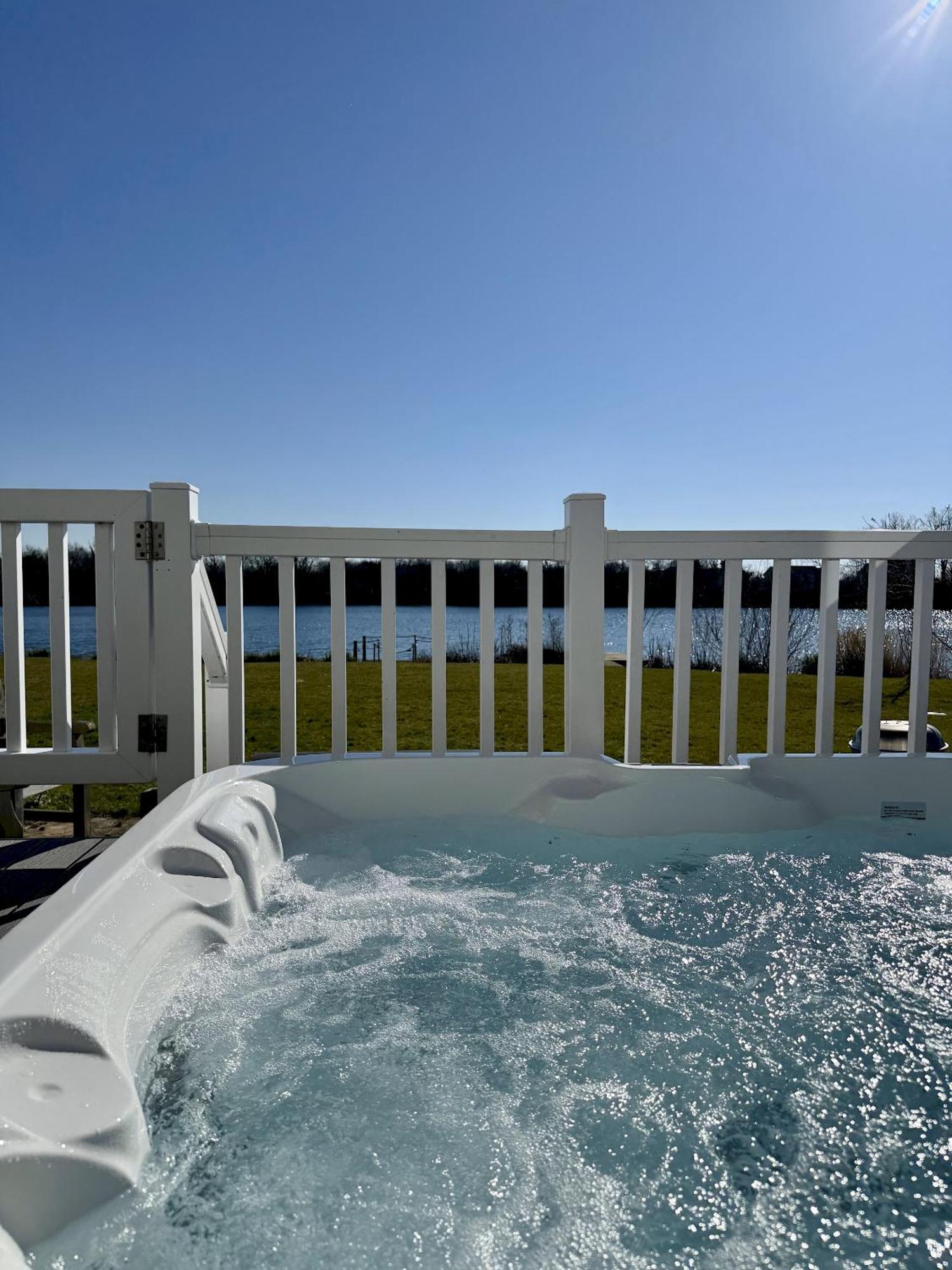 Medway Hot Tub Lodge 사우스 체르니 외부 사진