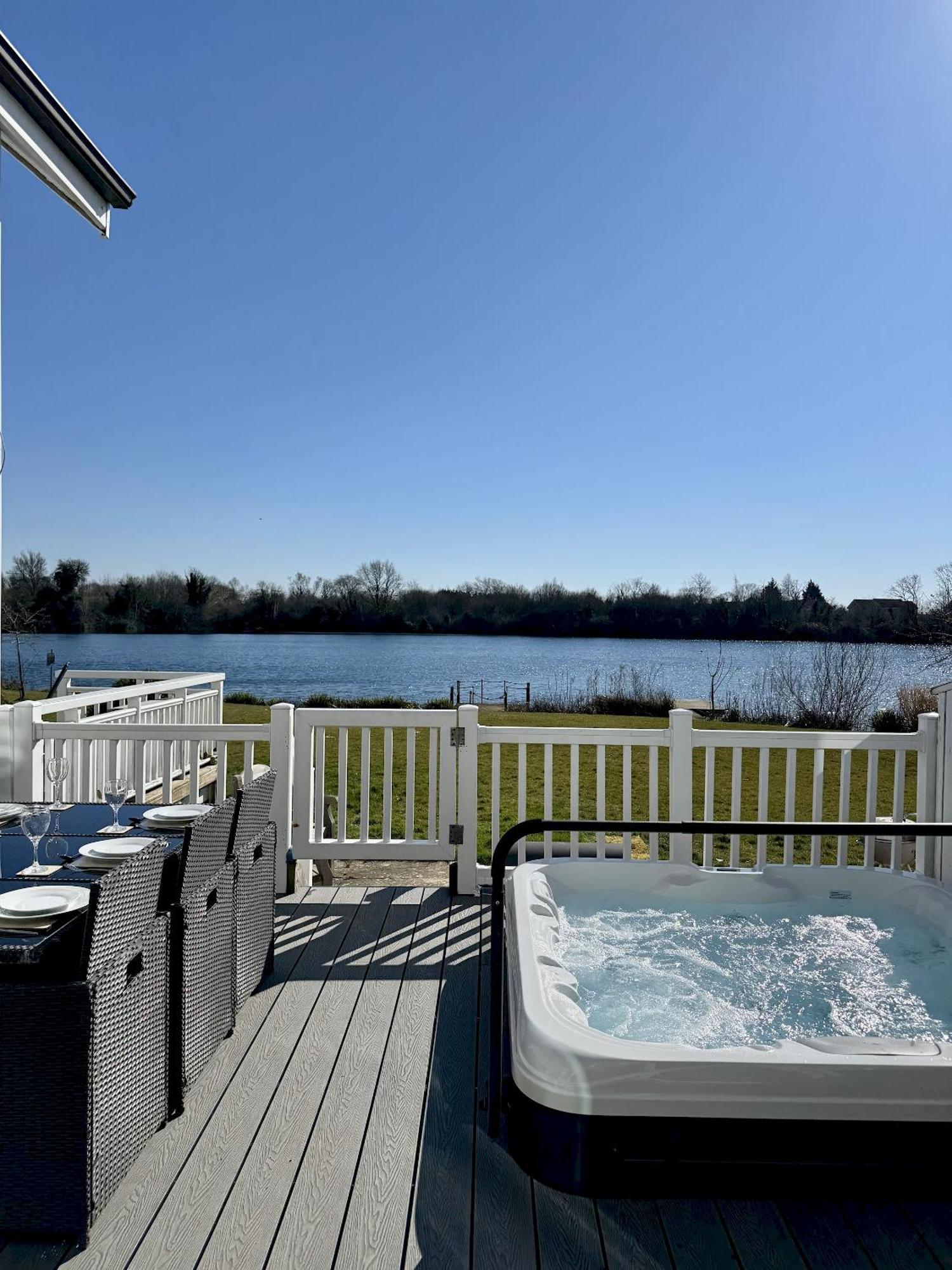 Medway Hot Tub Lodge 사우스 체르니 외부 사진